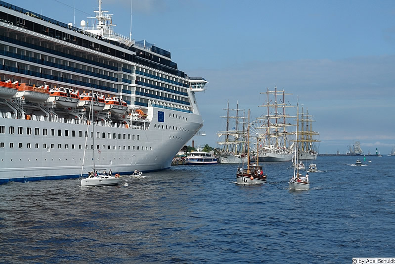 Segelschiffe beim Passieren des Luxusliners Costa Atlantica