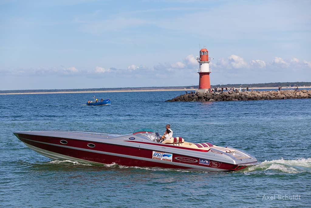 Eines der Speedboote auf der Hanse Sail 2013