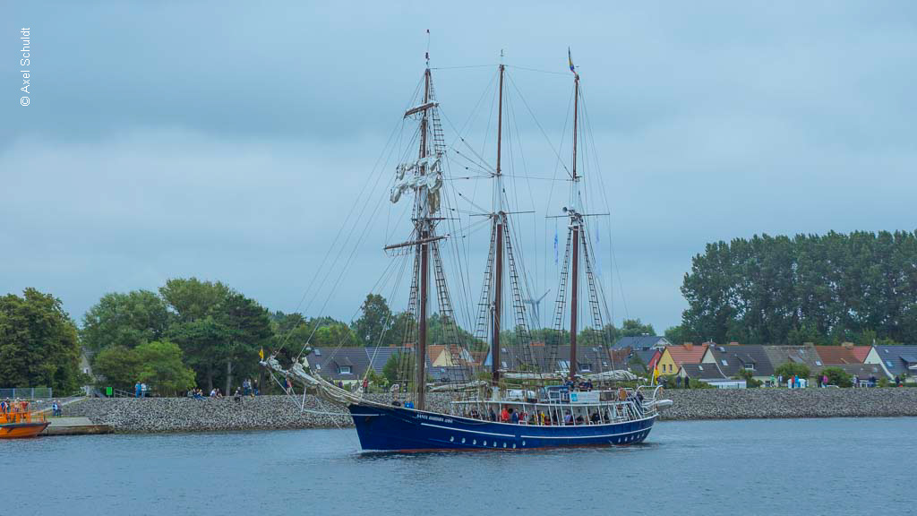 Der 42,2 Meter Dreimast-Bramsegelschoner Santa Barbara Anna hat seinen Heimathafen in Rostock.