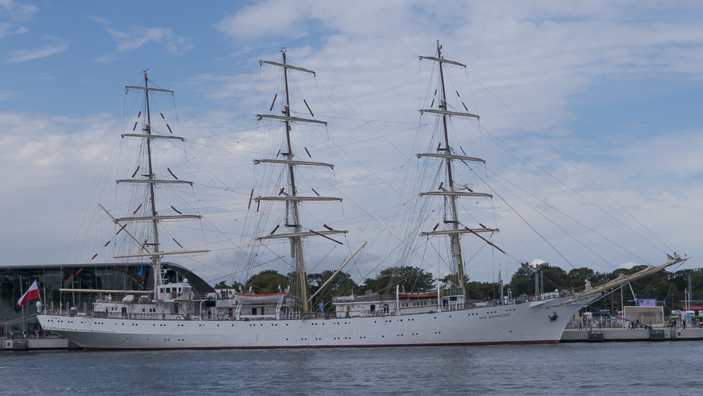 Das 108 Meter lange, polnische Vollschiff Dar Mlodziezy.